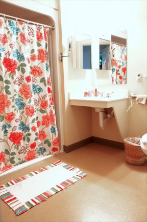 Maplewood of Marshall: Private Guest Bathroom