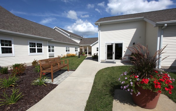Maplewood of Marshall: Courtyard
